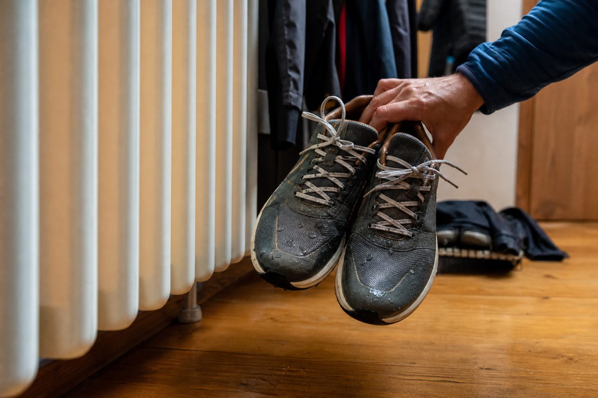 Vizes sneaker radiátor mellett, amit nem szabad így szárítani