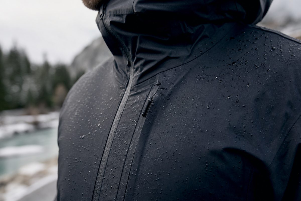 Vízlepergető férfi parka anyagán leperegnek a vízcseppek
