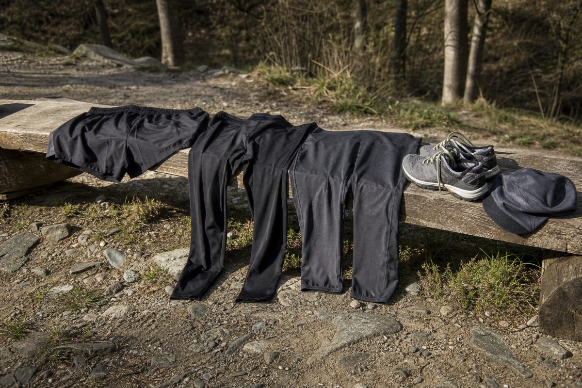 Rövid és hosszú futónadrág, valamint futó leggings egy padon