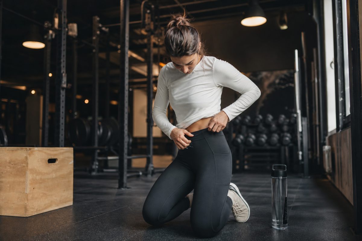 Sportoló futó leggings derekát és zsebét ellenőrzi edzés előtt