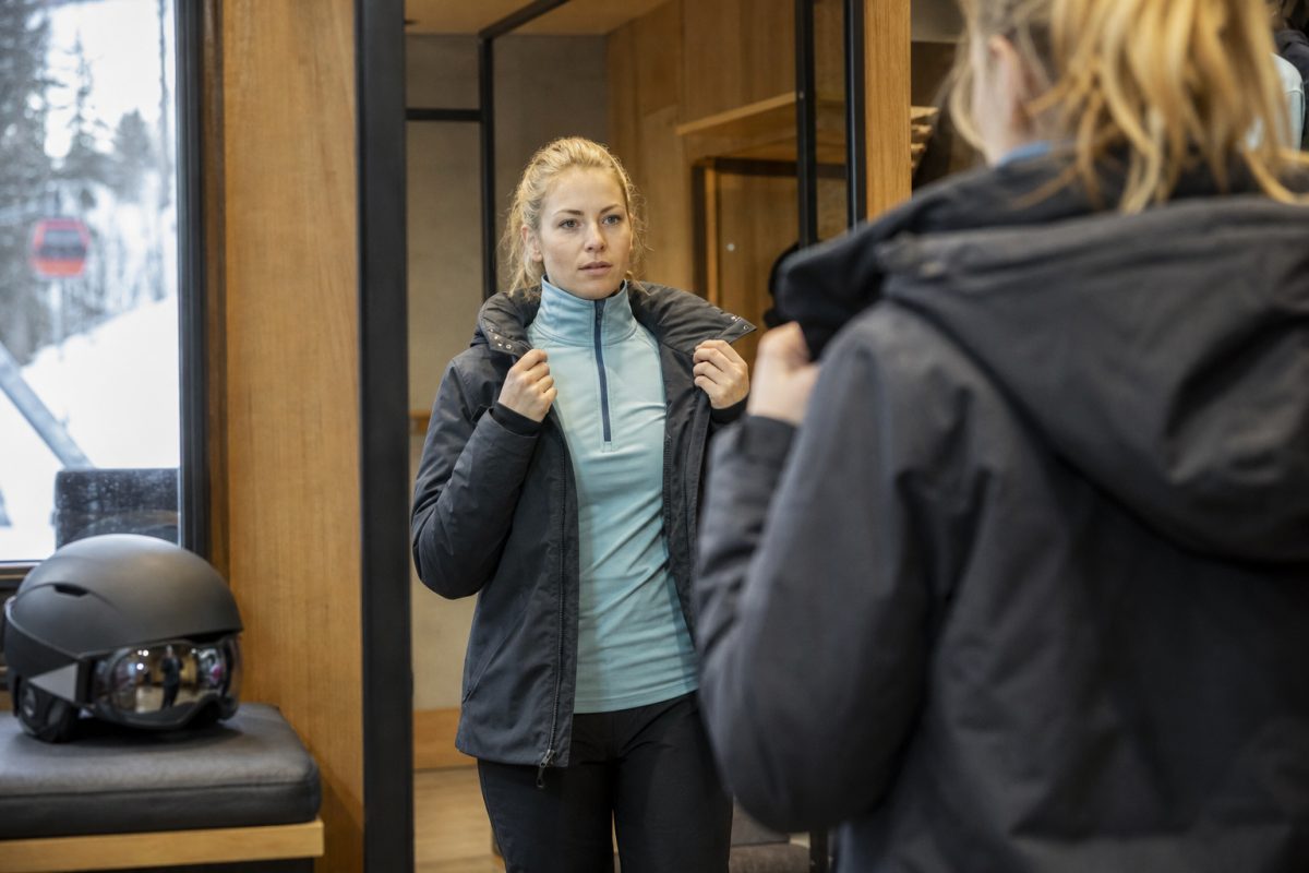 Síkabát próba rétegezett aláöltözettel és sisakkal