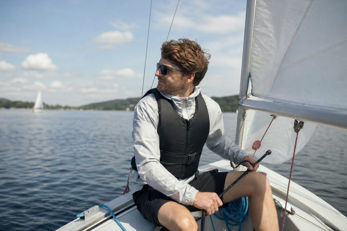 Vitorlázó mentőmellényben és technikai rétegekben a Balatonon