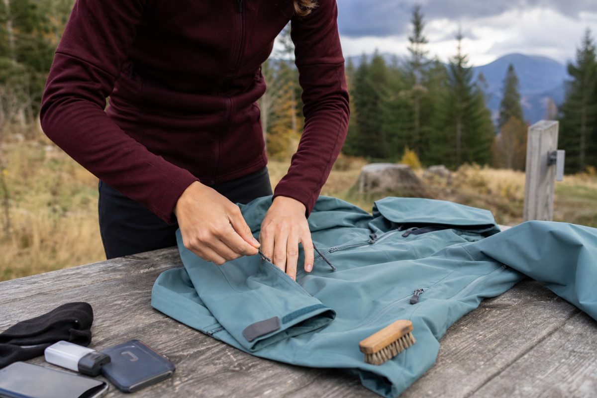 Softshell kabát mosása előtti cipzárzárás és sár eltávolítása