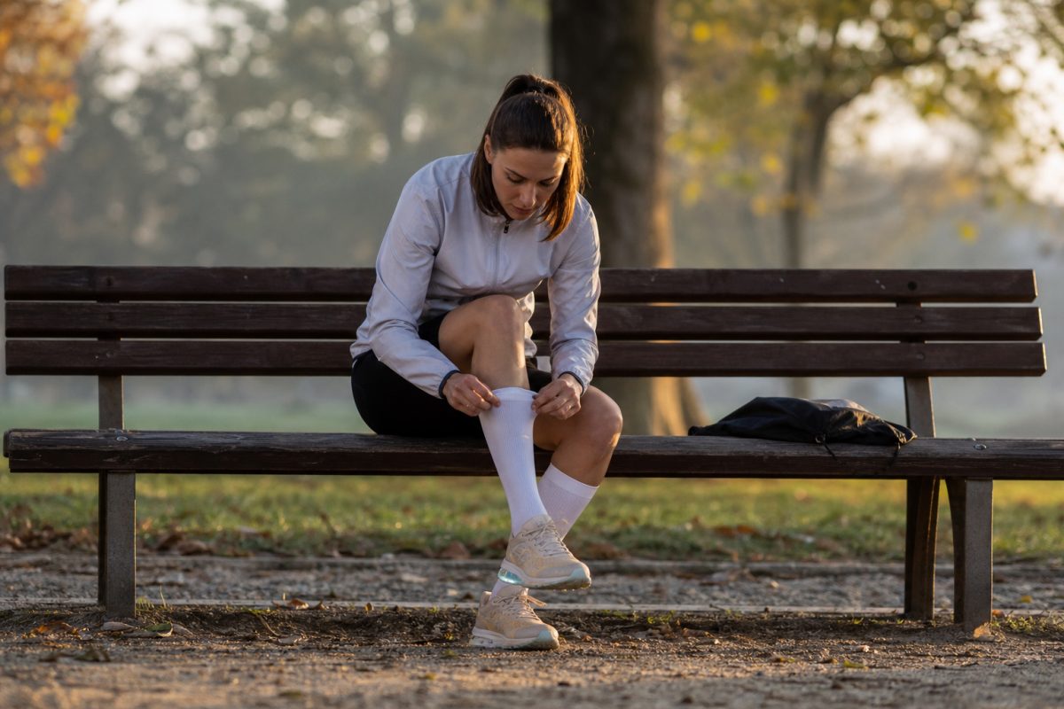 Futó kompressziós zoknit húz fel edzés előtt