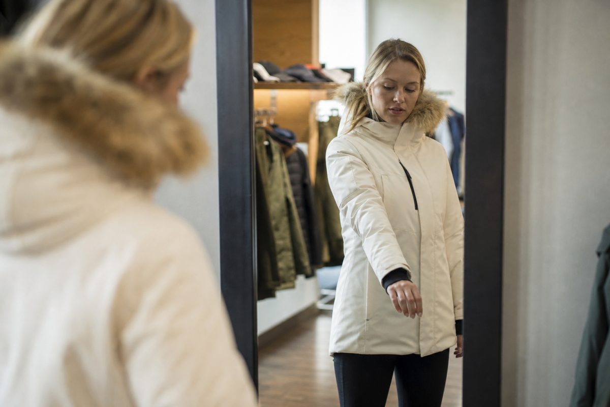 Télikabát méretpróba vállban és ujjhosszban