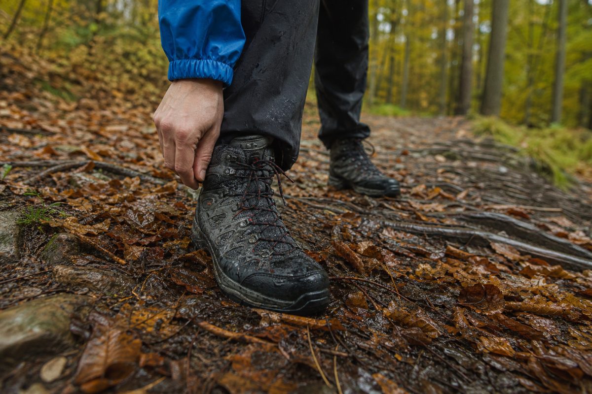 Vízálló outdoor cipő nedves, sáros túraösvényen