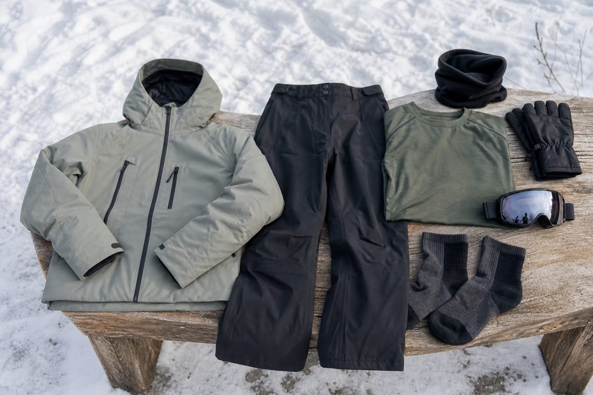 Snowboard kezdőknek összeállított ruházat kabáttal, nadrággal és kesztyűvel